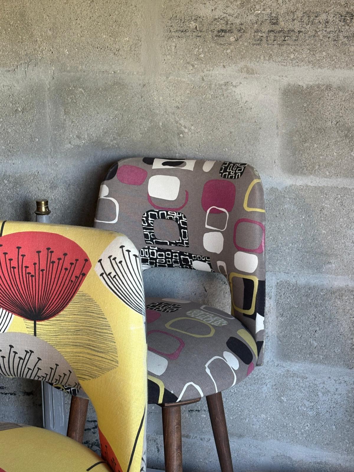 Chaise grise à motifs rétro