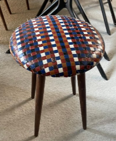 Tabouret tressé multicolore