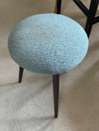 Tabouret bleu clair texturé