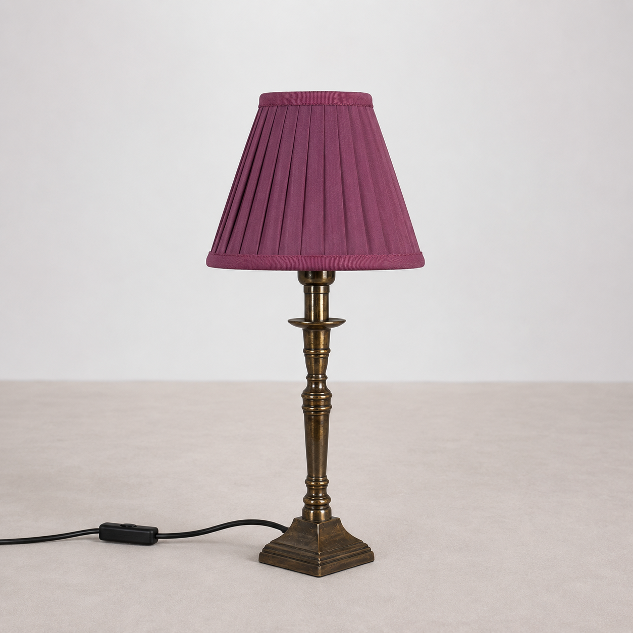 Lampe vintage à abat-jour plissé violet