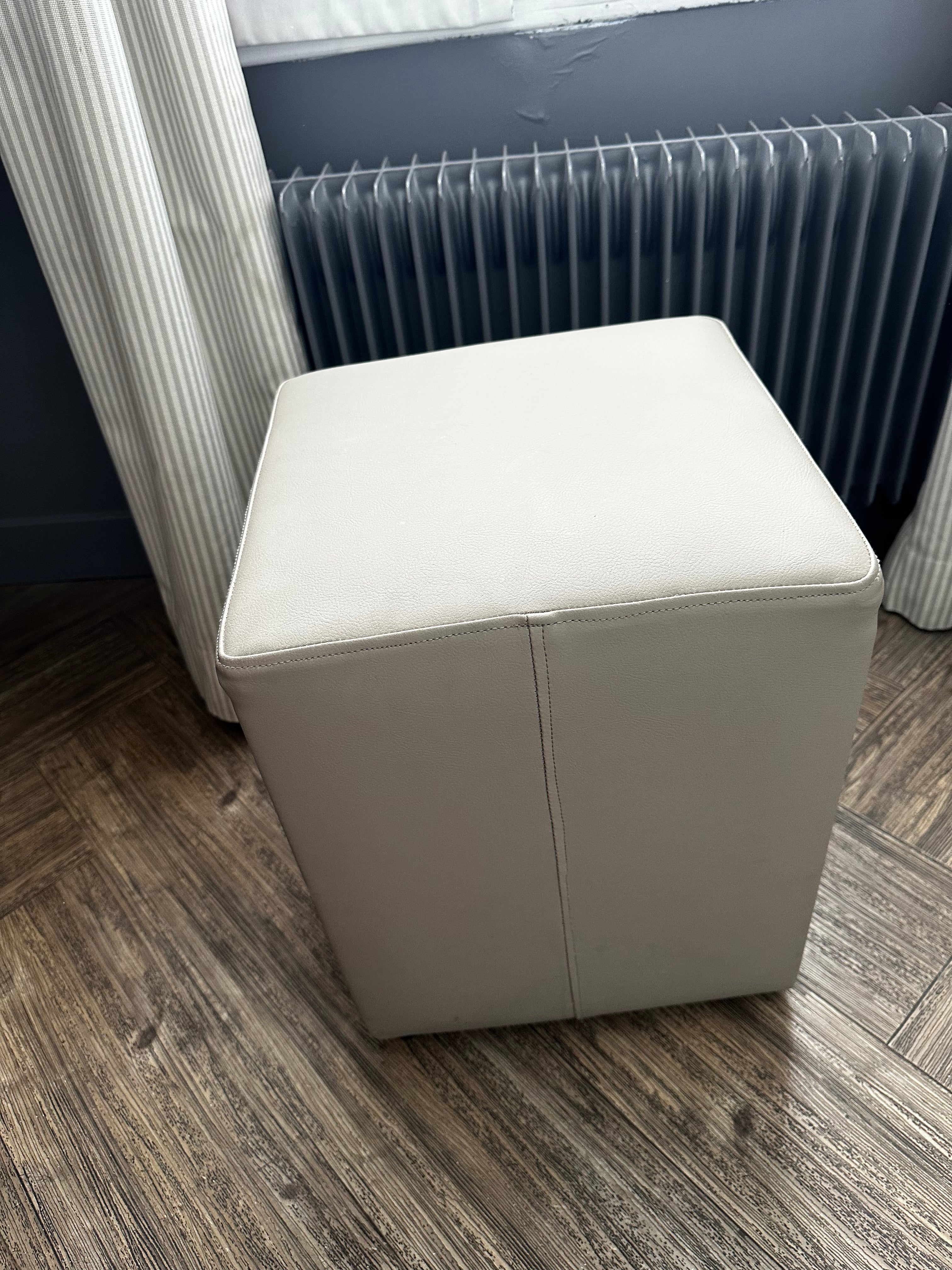 Pouf Carré Beige Effet Cuir Souple