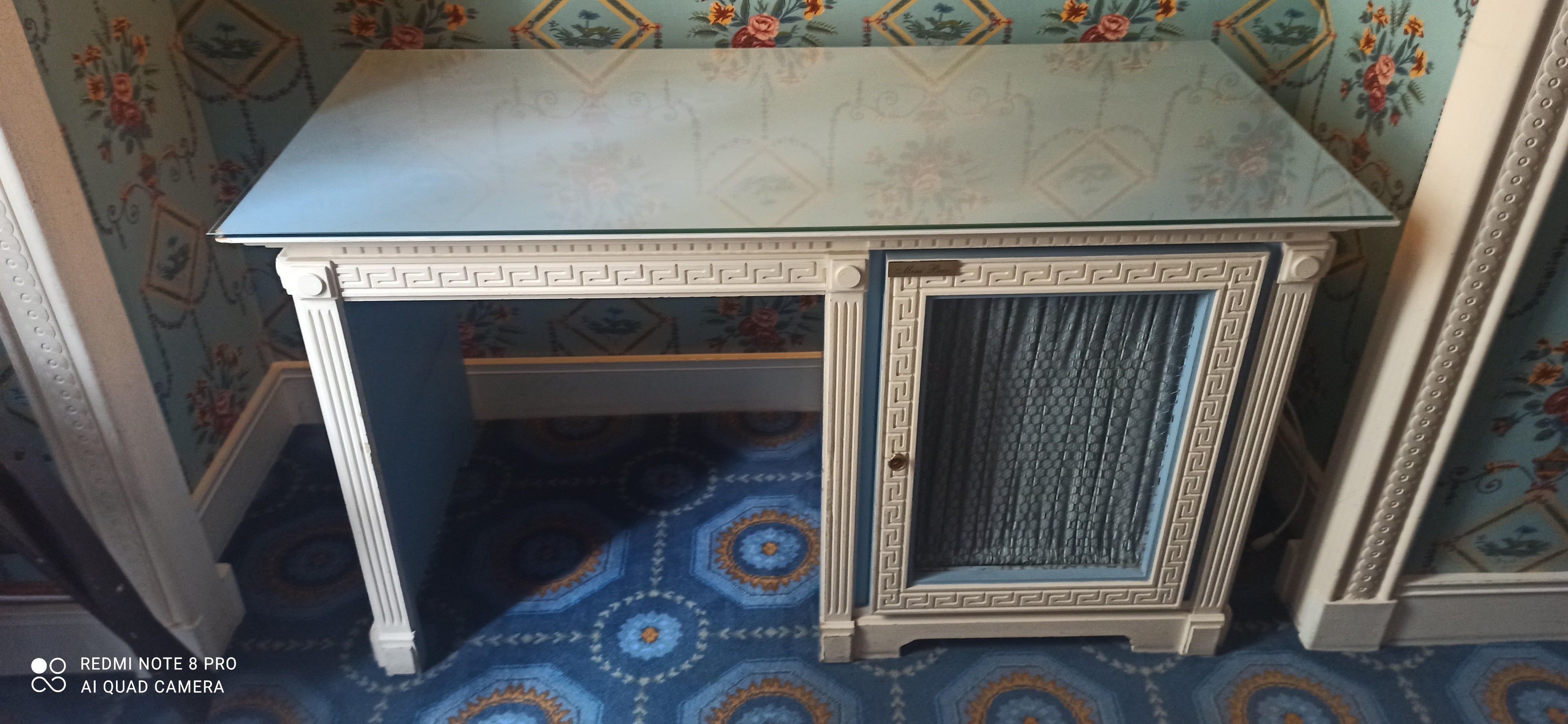 Bureau néoclassique avec plateau en verre