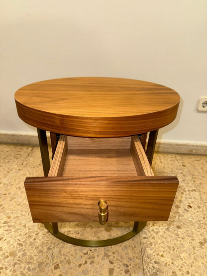 Mesita de noche patas doradas