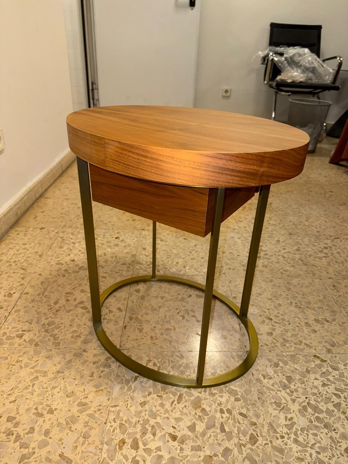 Mesita de noche patas doradas