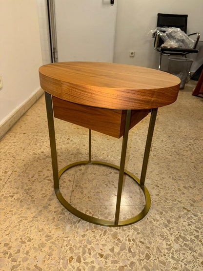 Mesita de noche patas doradas