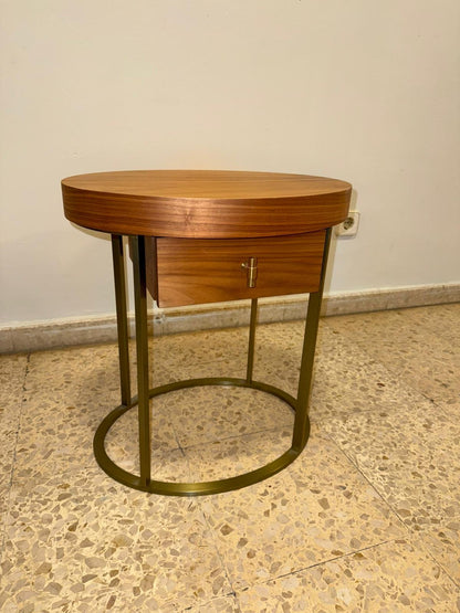 Mesita de noche patas doradas