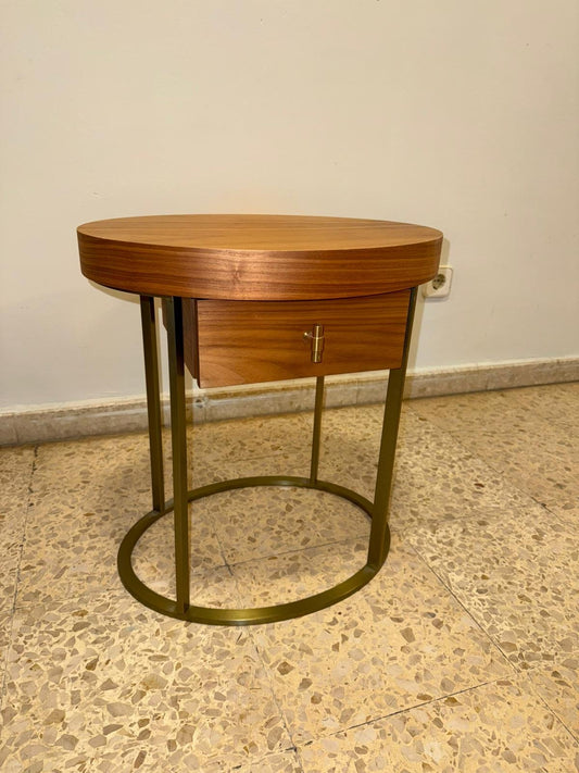 Mesita de noche patas doradas