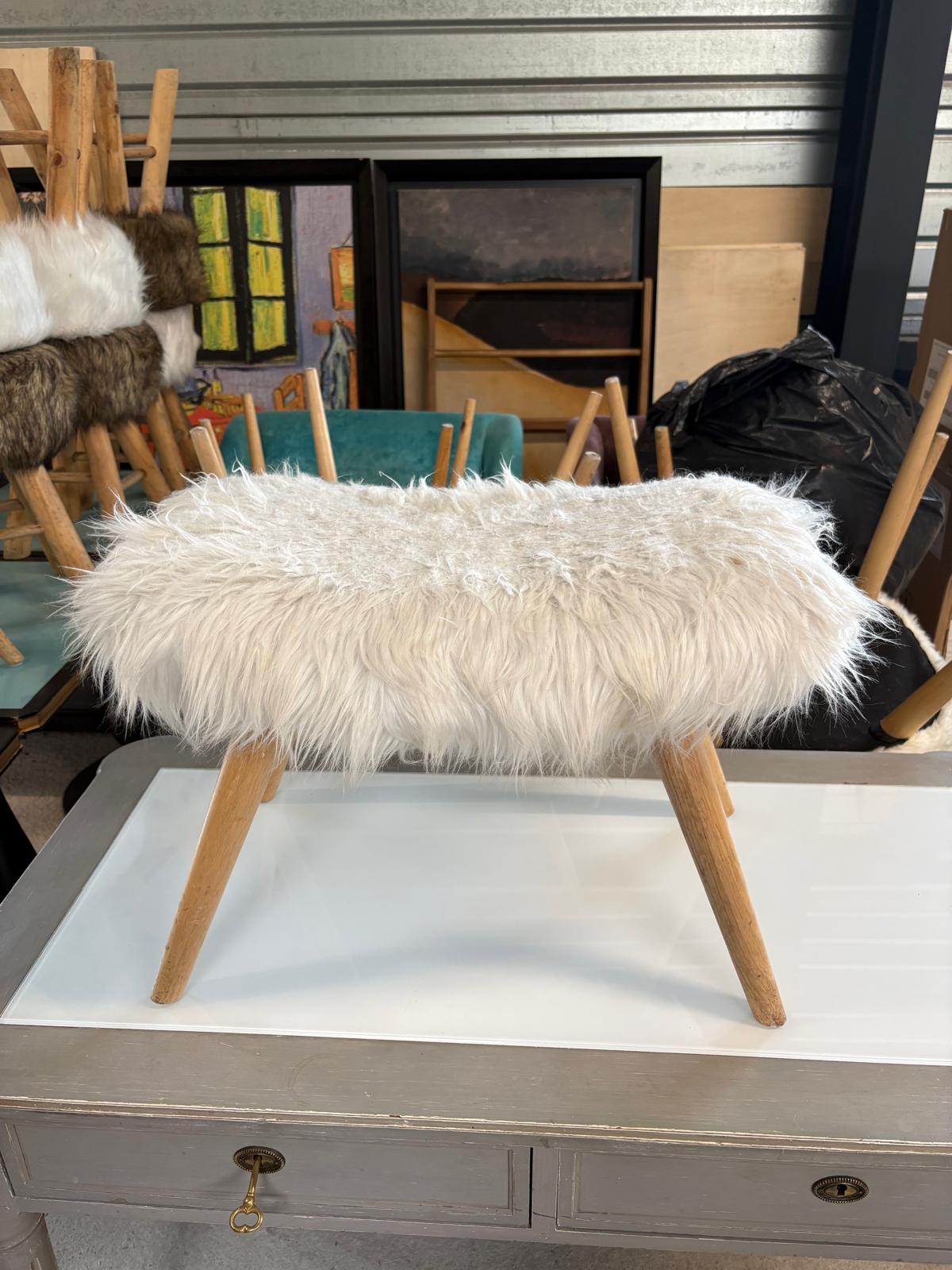 Tabouret Maison du Monde en Fausse Fourrure Blanche