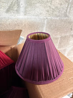Lampe vintage à abat-jour plissé violet