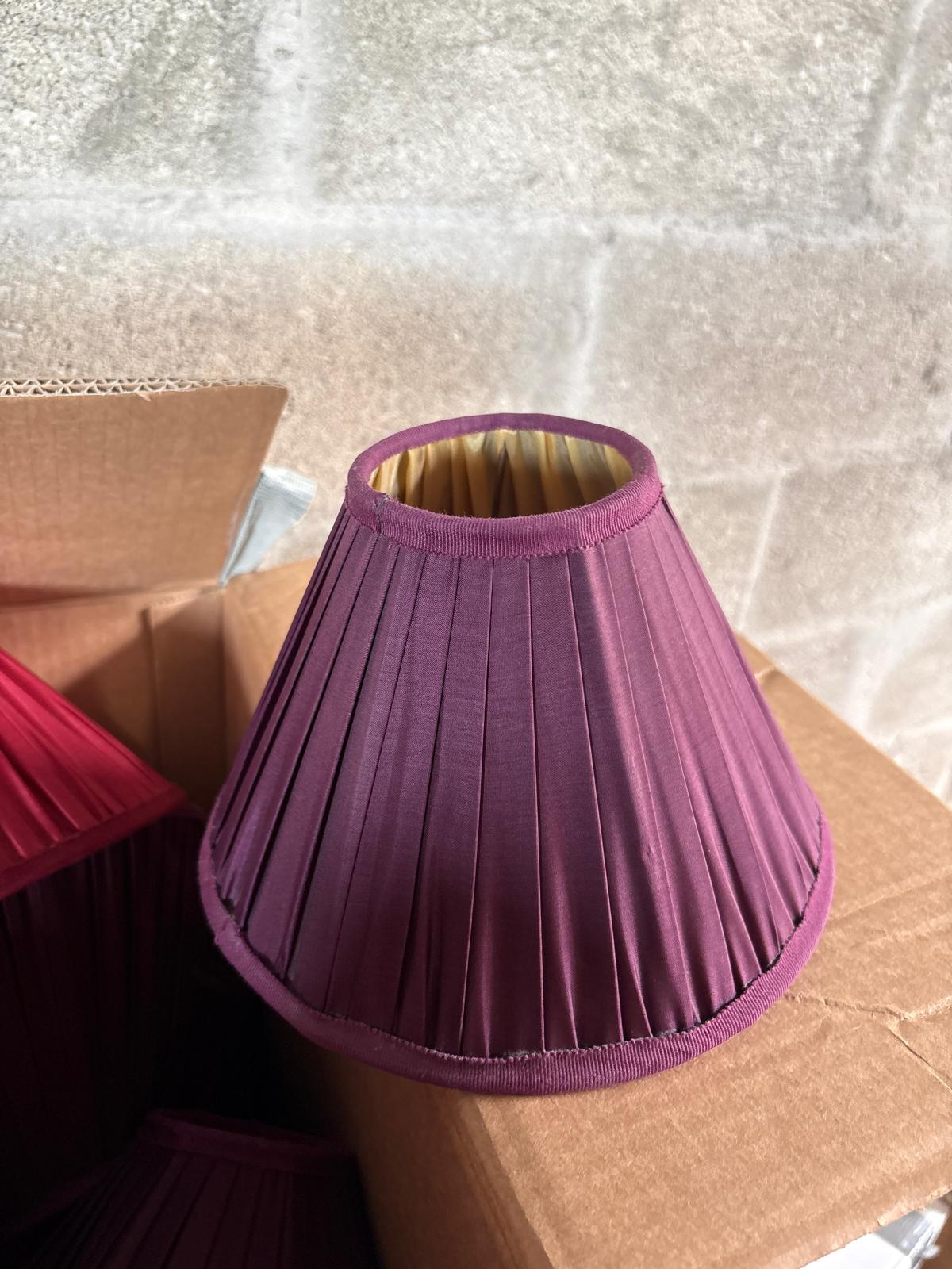 Lampe vintage à abat-jour plissé violet