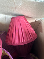 Lampe vintage à abat-jour plissé rose