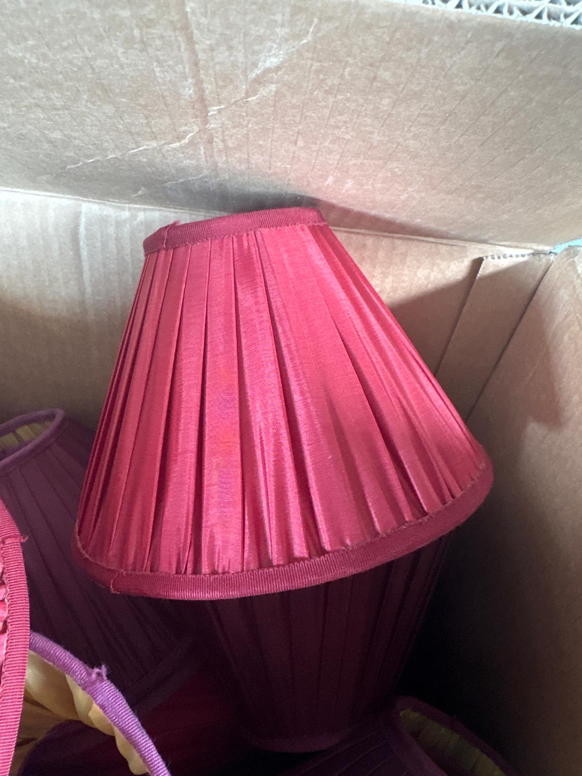 Lampe vintage à abat-jour plissé rose