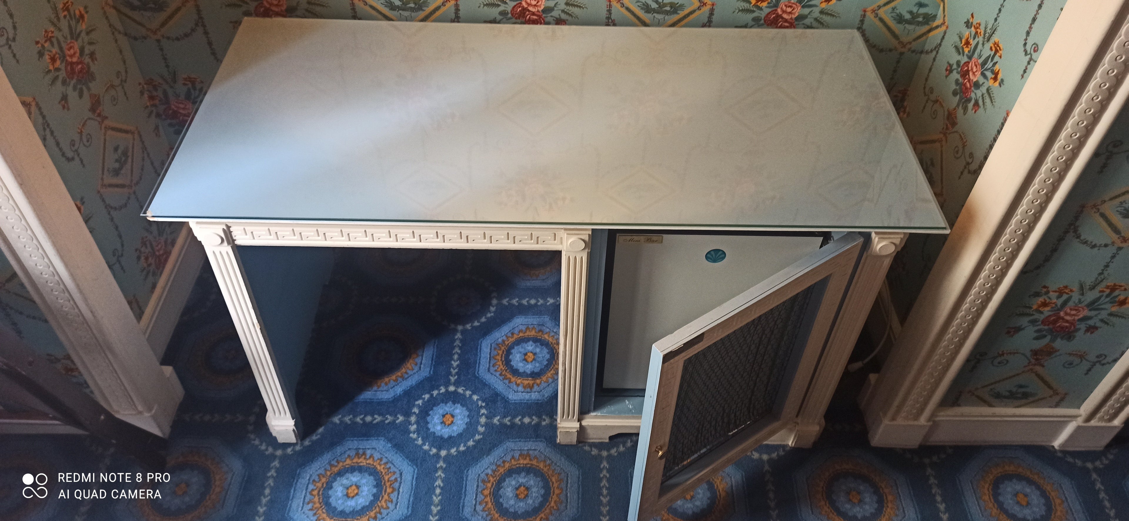 Bureau néoclassique avec plateau en verre